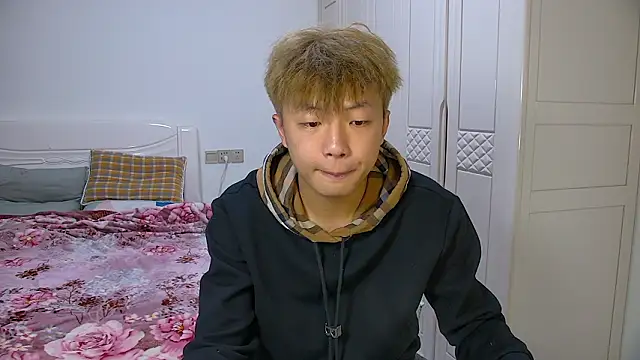 Chocolates-001 online show from 02/05/26, 11:04