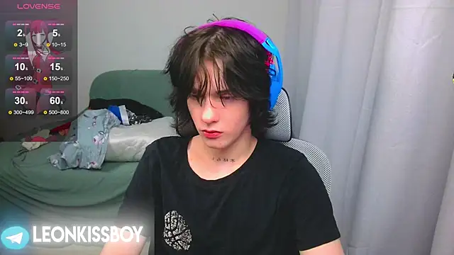 LeonBoykisser online show from 04/15/26, 04:14
