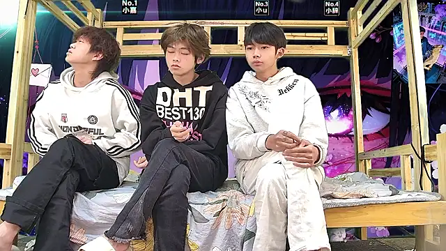 xiaohuangren01 online show from 03/18/26, 01:09