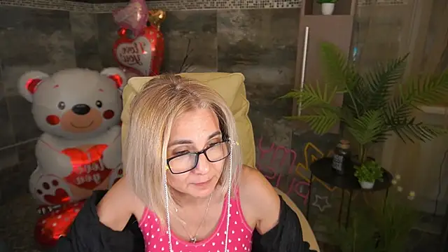 Snapshot of MiaRossy chatting on 02/17/26, 12:01 MiaRossy online show from 02/17/26, 12:01