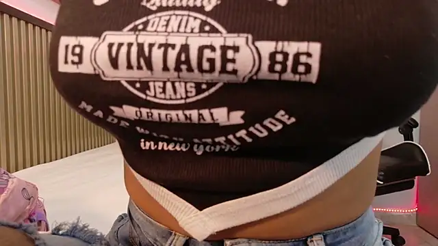 Snapshot of Scarlet_Vixen_ chatting on 02/10/26, 12:20 Scarlet Vixen online show from 02/10/26, 12:20