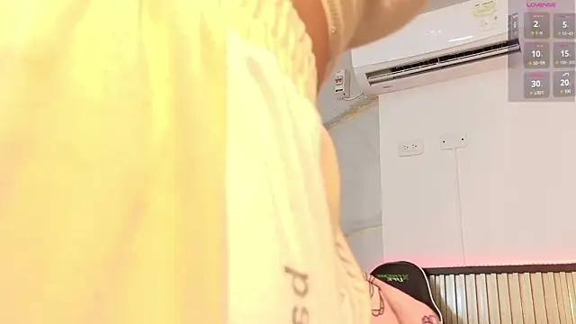 Snapshot of Scarlet_Vixen_ chatting on 02/18/26, 12:01 Scarlet Vixen online show from 02/18/26, 12:01