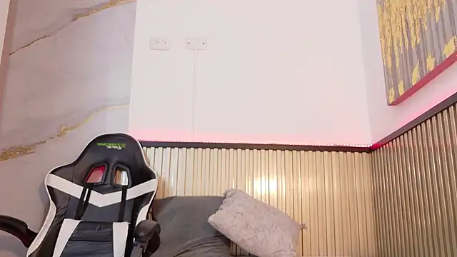 Snapshot of Scarlet_Vixen_ chatting on 02/21/26, 12:17 Scarlet Vixen online show from 02/21/26, 12:17