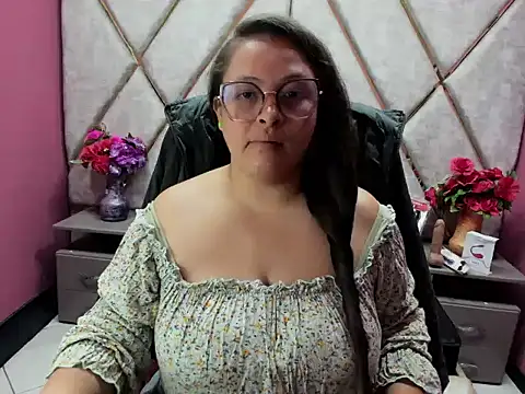 Snapshot of Sarah_Boobs_ chatting on 01/15/26, 04:00 Sarah Boobs online show from 01/15/26, 04:00