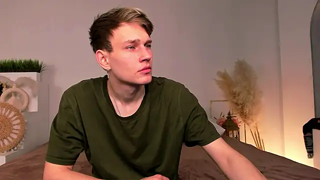 Snapshot of Volan_Starts chatting on 02/17/26, 04:42 Volan Starts online show from 02/17/26, 04:42