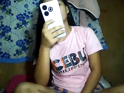 Snapshot of PinaySkinnyJust18 chatting on 06/06/26, 10:25 PinaySkinnyJust18 online show from 06/06/26, 10:25