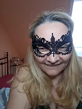 Snapshot of MaskedQueen77 chatting on 04/15/26, 03:52 MaskedQueen77 online show from 04/15/26, 03:52