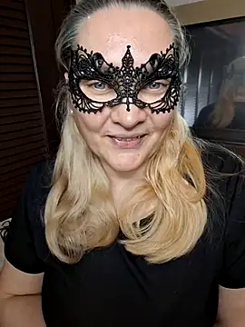 Snapshot of MaskedQueen77 chatting on 05/11/26, 03:29 MaskedQueen77 online show from 05/11/26, 03:29