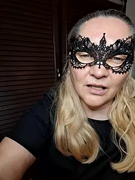 Snapshot of MaskedQueen77 chatting on 05/11/26, 04:04 MaskedQueen77 online show from 05/11/26, 04:04
