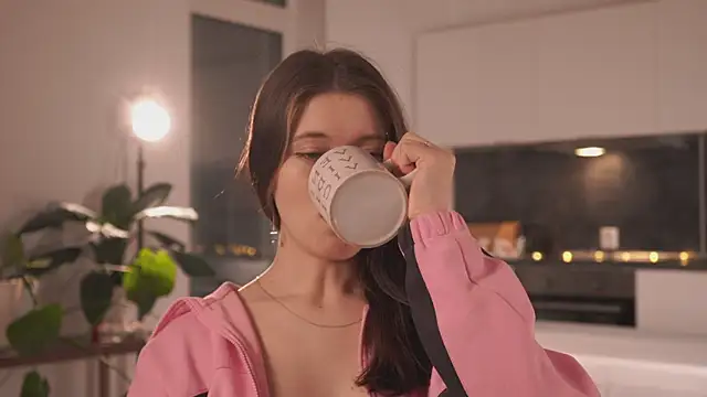 Snapshot of EleniRoeber chatting on 02/04/26, 04:24 EleniRoeber online show from 02/04/26, 04:24