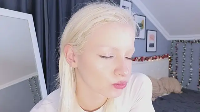 Naomi Demio online show from 04/11/26, 12:20