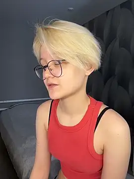 LuunaDorean online show from 02/12/26, 07:58