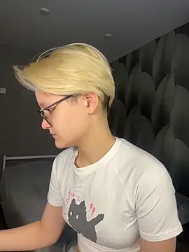 LuunaDorean online show from 02/13/26, 06:20