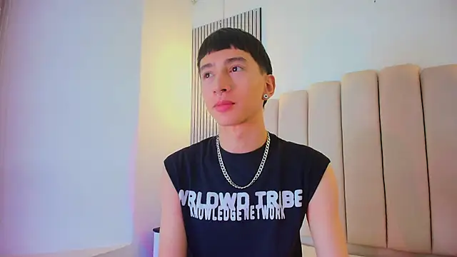 lian cameron online show from 04/23/26, 04:03