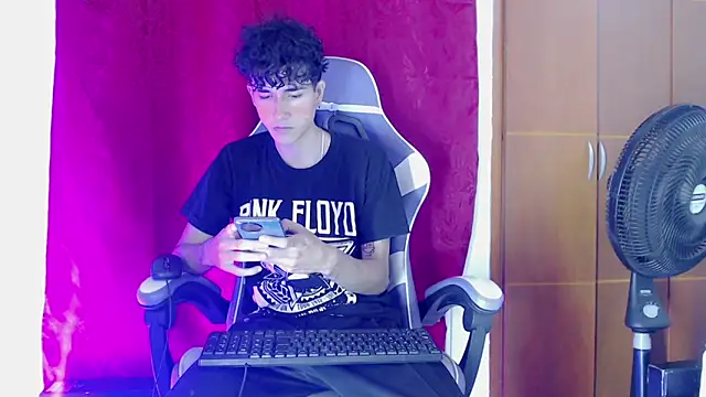 Snapshot of Johnny_cagee_ chatting on 02/06/26, 11:52 Johnny cagee online show from 02/06/26, 11:52