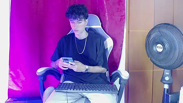 Snapshot of Johnny_cagee_ chatting on 02/07/26, 11:30 Johnny cagee online show from 02/07/26, 11:30