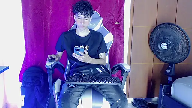 Snapshot of Johnny_cagee_ chatting on 02/16/26, 11:23 Johnny cagee online show from 02/16/26, 11:23