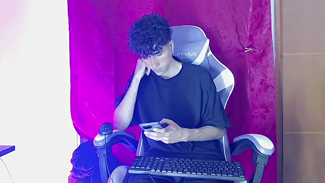 Snapshot of Johnny_cagee_ chatting on 02/18/26, 01:12 Johnny cagee online show from 02/18/26, 01:12