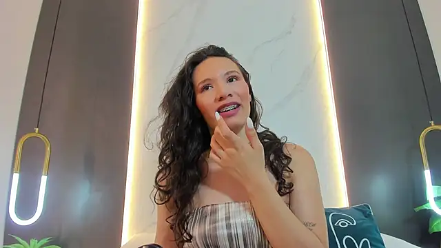 Snapshot of valeryn__rosse chatting on 02/27/26, 02:11 valeryn rosse online show from 02/27/26, 02:11