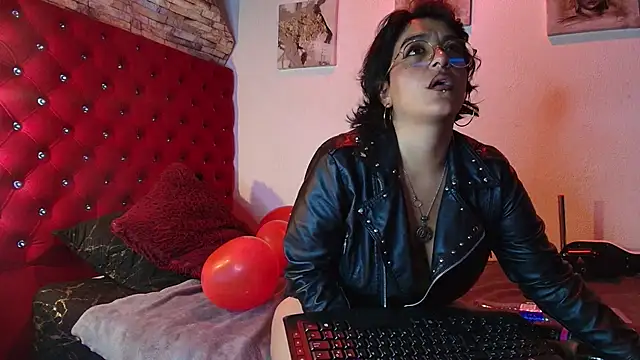 Snapshot of LillithSinclair_nom chatting on 02/24/26, 04:21 LillithSinclair nom online show from 02/24/26, 04:21