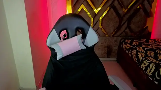 Snapshot of Luvienne chatting on 02/02/26, 06:50 Luvienne online show from 02/02/26, 06:50