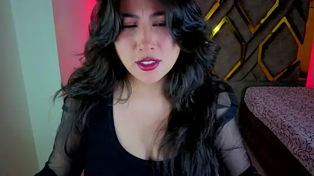 Snapshot of Luvienne chatting on 02/16/26, 08:27 Luvienne online show from 02/16/26, 08:27