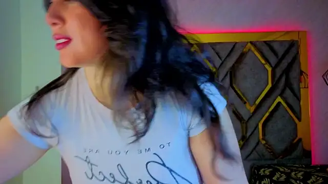 Snapshot of Luvienne chatting on 02/22/26, 07:34 Luvienne online show from 02/22/26, 07:34