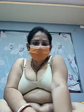 diyam4002 online show from 02/18/26, 06:26