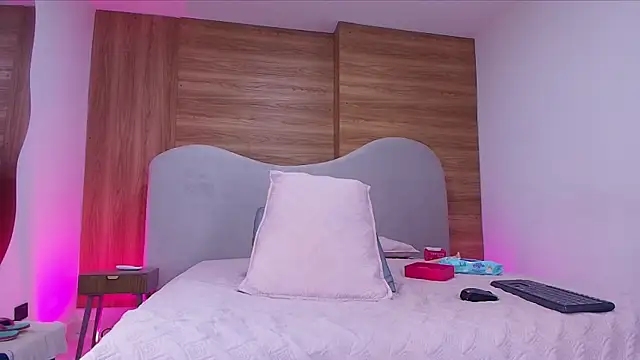 Snapshot of shaina_adams chatting on 02/14/26, 12:02 shaina adams online show from 02/14/26, 12:02