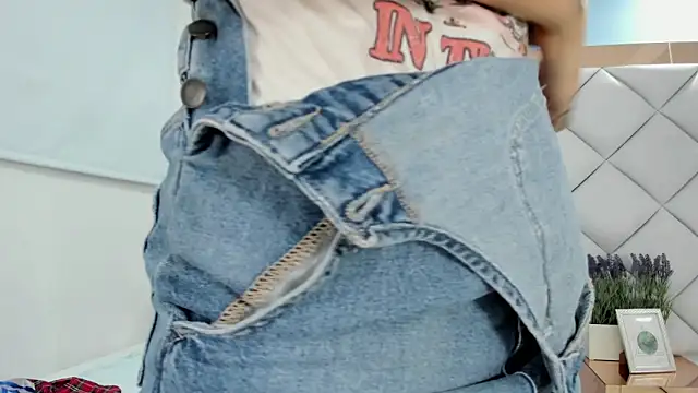 crystalstonee online show from 04/14/26, 09:43