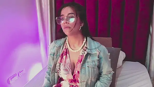 Snapshot of VaiaLowell chatting on 02/20/26, 07:03 VaiaLowell online show from 02/20/26, 07:03