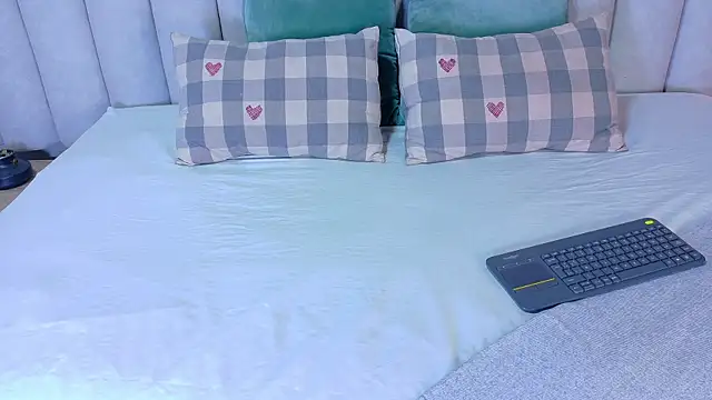 AnnieRouse   online show from 04/19/26, 11:42