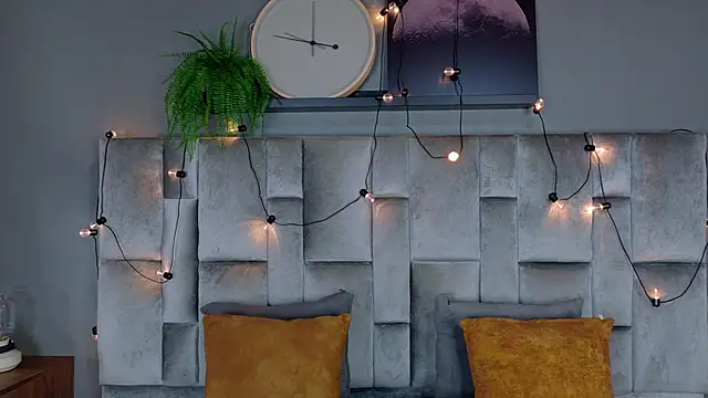 AnnieRouse   online show from 04/23/26, 11:42