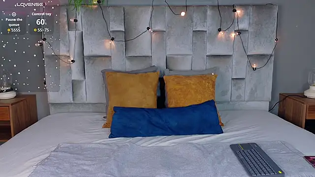 AnnieRouse   online show from 04/23/26, 12:29