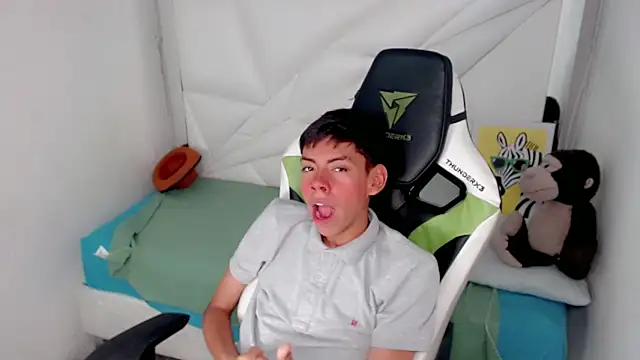 Snapshot of Liarr_ chatting on 02/16/26, 08:05 Liarr online show from 02/16/26, 08:05