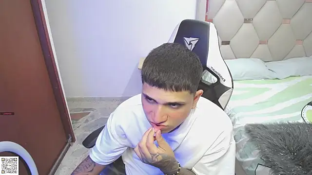 Black diamondd  online show from 04/25/26, 03:42