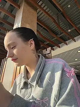 MiaTee online show from 02/25/26, 04:00