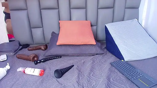 melany roberts  online show from 04/18/26, 03:10