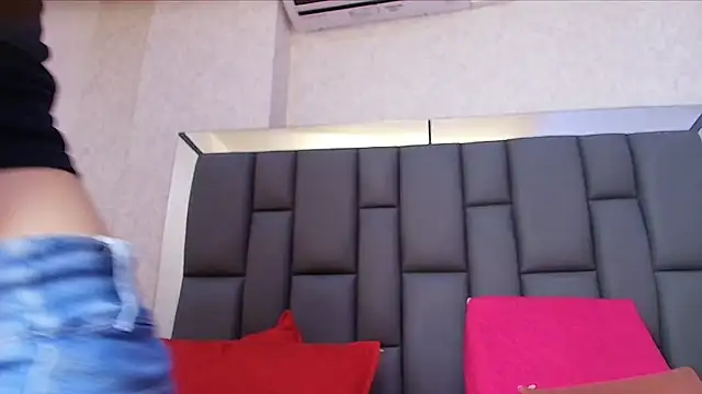 melany roberts  online show from 04/22/26, 03:09