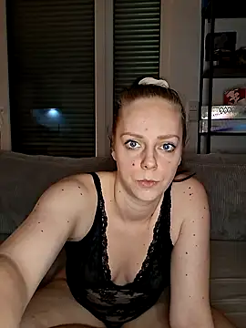 Snapshot of Larifari0406 chatting on 02/04/26, 08:36 Larifari0406 online show from 02/04/26, 08:36