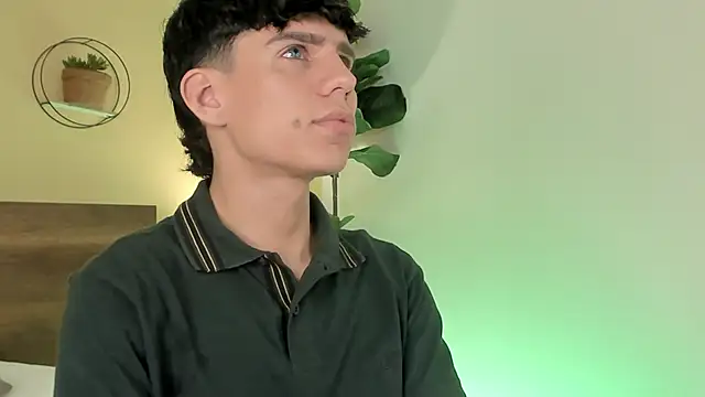 Snapshot of Angel_eros_ chatting on 02/20/26, 05:26 Angel eros online show from 02/20/26, 05:26