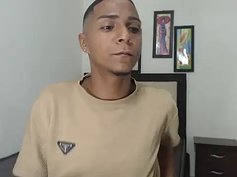 Snapshot of hotboyluxe chatting on 02/14/26, 02:41 hotboyluxe online show from 02/14/26, 02:41