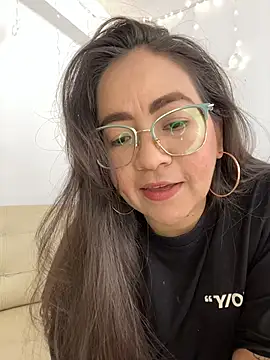 Snapshot of alisbloom chatting on 02/18/26, 05:42 alisbloom online show from 02/18/26, 05:42