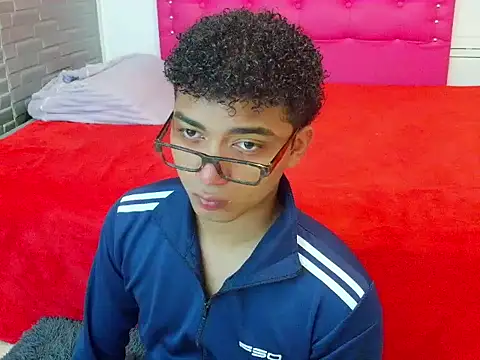 Snapshot of philipsex28 chatting on 02/05/26, 07:29 philipsex28 online show from 02/05/26, 07:29