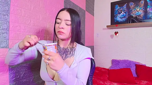 Snapshot of alanna_Love02 chatting on 02/27/26, 03:56 alanna Love02 online show from 02/27/26, 03:56