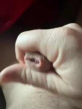 Snapshot of petitsexe52 chatting on 02/08/26, 07:45 petitsexe52 online show from 02/08/26, 07:45