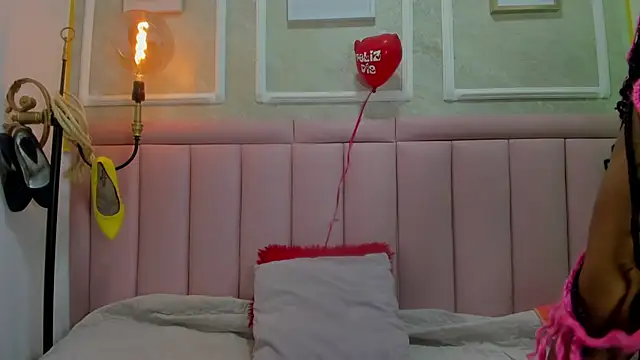 Snapshot of Luna_cocoa chatting on 02/18/26, 01:18 Luna cocoa online show from 02/18/26, 01:18