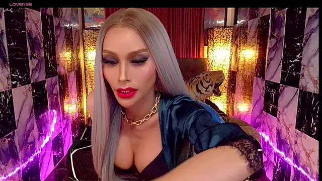 Snapshot of SeductiveSamanthaTS chatting on 05/14/26, 05:42 SeductiveSamanthaTS online show from 05/14/26, 05:42