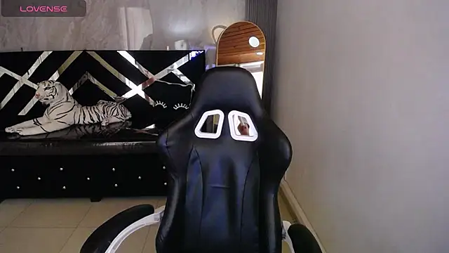 Snapshot of Isabellanoir_a chatting on 02/16/26, 01:07 Isabellanoir a online show from 02/16/26, 01:07