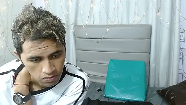 Snapshot of Cecilia_and_Carlos chatting on 02/14/26, 08:33 Cecilia and Carlos online show from 02/14/26, 08:33